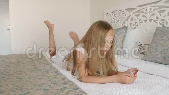 躺在床上使用智能手机的少女视频的预览图