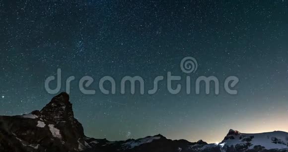 星空时间在雄伟的马特霍恩塞维诺山峰和意大利蒙特罗莎冰川上流逝视频的预览图