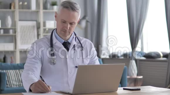 医生撰写病人医疗报告及手提电脑工作视频的预览图