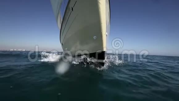 帆船在超慢运动中航行特写可循环视频的预览图