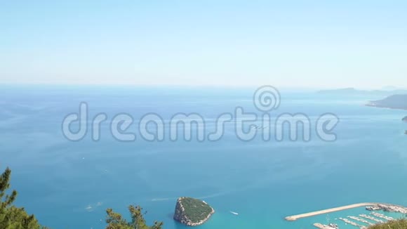 从高山上看到蔚蓝的大海和土耳其海岸的美丽景色视频的预览图