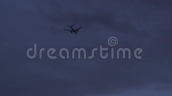 飞机在夜间飞过天空视频的预览图
