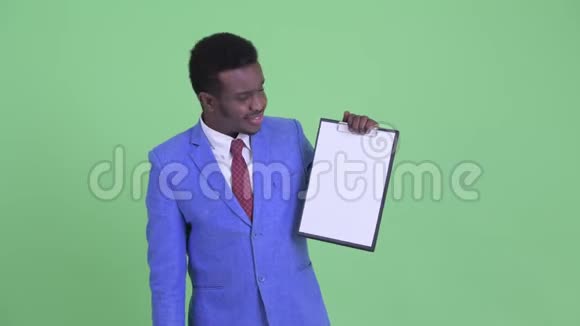 快乐的年轻非洲商人展示剪贴板竖起大拇指视频的预览图