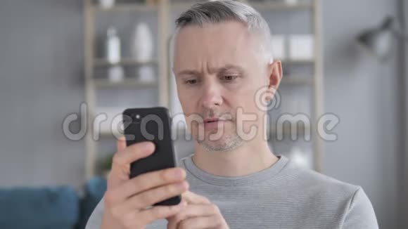 白发人忙于使用智能手机的画像视频的预览图