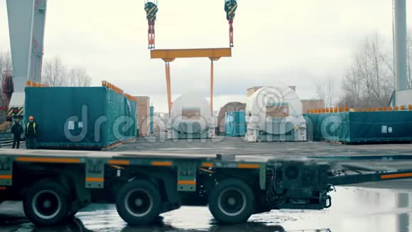 一台大型货物起重机械运输卡车通过前景视频的预览图
