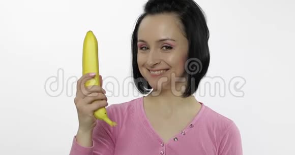 年轻的女人吃香蕉说女孩先咬一口然后说想咬视频的预览图