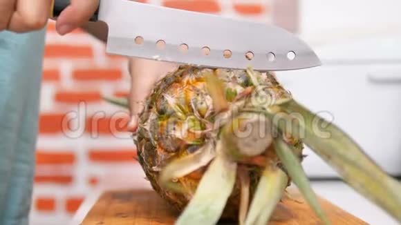 在砧板上剥一个菠萝视频的预览图