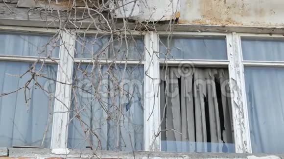 破旧不堪的旧房子破旧的窗户和旧窗帘视频的预览图