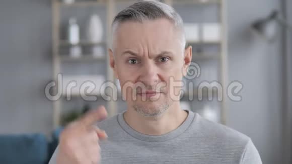 愤怒的白发男人在工作中的问题视频的预览图