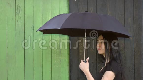 大雨倾盆在伞下的女孩身上视频的预览图