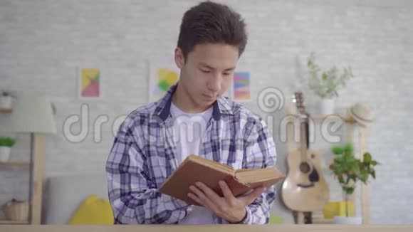 亚洲年轻人读书的肖像视频的预览图