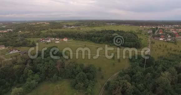 乌克兰农村照相机飞到村里的房子视频的预览图