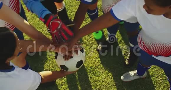 女子足球队紧握双手4k的高视角视频的预览图