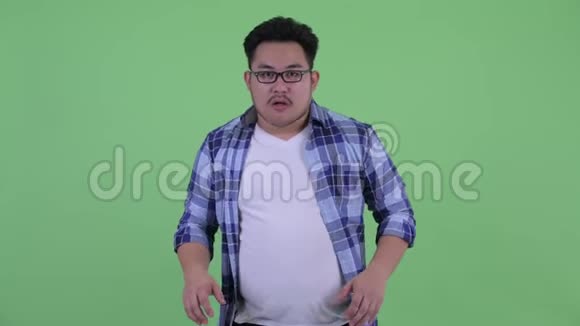 快乐年轻体重超标的亚洲时髦男人视频的预览图
