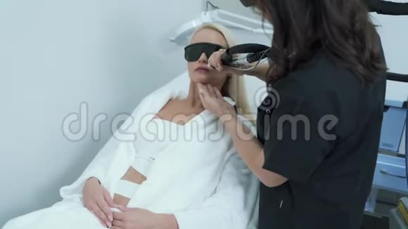美容师在美容院用激光脱毛用针扎特写视频的预览图