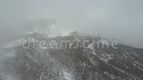 严重的沙漠山体景观恶劣的生存条件泰德火山山顶的鸟瞰图视频的预览图