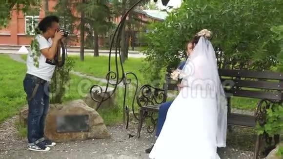 摄影师拍了一张新婚夫妇的照片视频的预览图