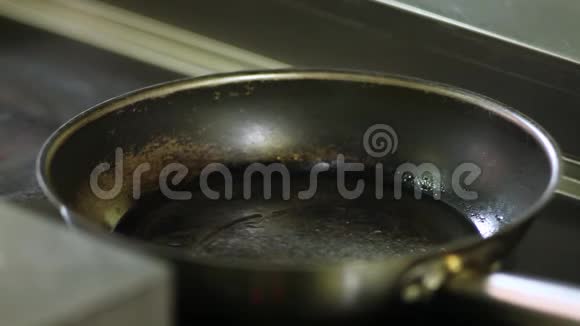 炉子上的热煎锅厨师用手检查温度视频的预览图