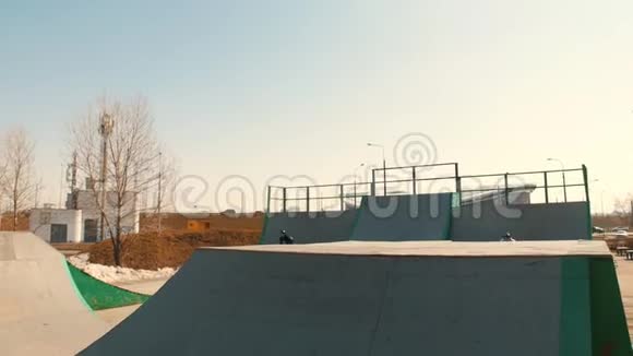 一个bmx骑手在溜冰场以高速训练他们的技能从高处跳下去视频的预览图