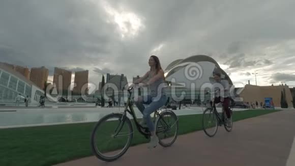 在西班牙巴伦西亚的艺术和科学城附近骑自行车视频的预览图