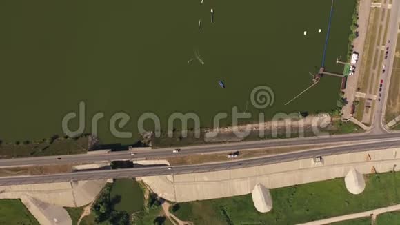 飞越尾迹光缆尾迹公园航拍视频水上极限运动视频的预览图