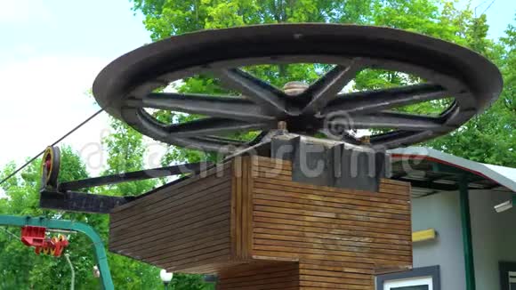 夏季城市公园索道大金属轮横向旋转视频的预览图