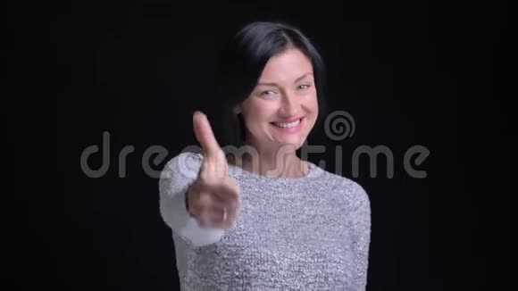 年轻美丽的白种人的特写照片她竖起大拇指开心地笑着直视着视频的预览图