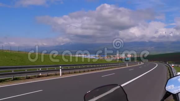 景观道路可观赏斯洛伐克塔特拉山摩托车旅行视频的预览图