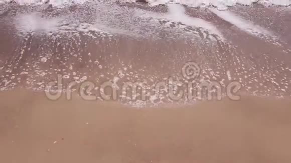 关闭海浪水海浪沙清晨黄沙清水海洋滩视频的预览图