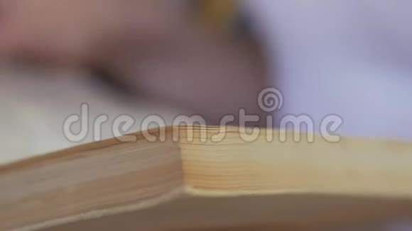 一个女人在图书馆翻书页的手视频的预览图