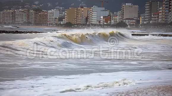 西班牙海岸的巨浪圣安东尼德卡隆盖村慢动作视频的预览图