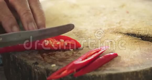 厨师把红辣椒切成薄片切红辣椒视频的预览图
