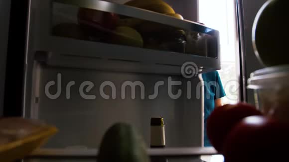 从冰箱里拿肉的女人在家厨房视频的预览图