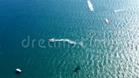 摩托艇和带游客的船只在海上航行视频的预览图