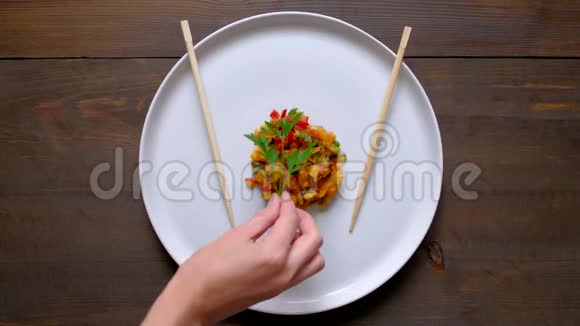 最后的触摸烹饪为一顿美味的晚餐在餐厅4k视频的预览图