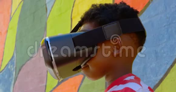 在学校操场4k使用虚拟现实耳机的非裔美国人学童侧视图视频的预览图