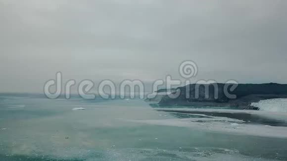 格陵兰岛空中无人机飞行视频在EqipSermiaEqi冰川在格陵兰岛迪斯科湾也叫卡尔视频的预览图