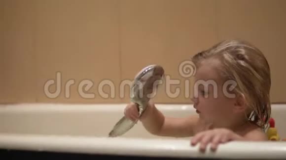小女孩在浴室洗衣服视频的预览图