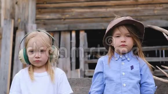两个戴着灰头盔的漂亮小女孩的特写肖像视频的预览图