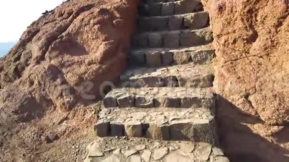 4K视频走在马德拉岛上的石头楼梯上葡萄牙视频的预览图