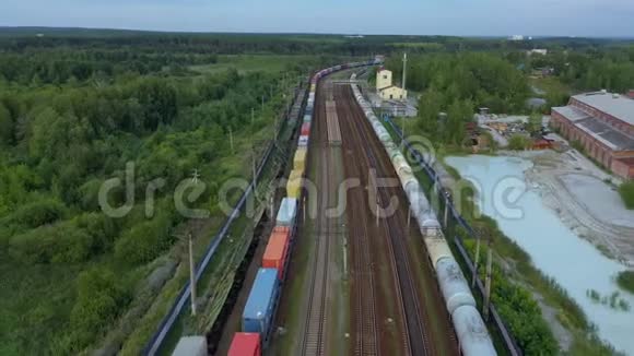 车辆段货运列车空运在工业火车站上空飞行货物列车和货运集装箱在视频的预览图
