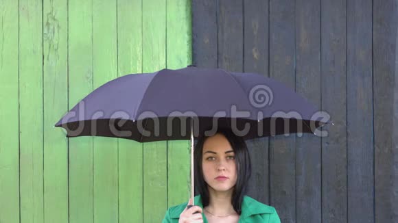 大雨倾盆在伞下的女孩身上视频的预览图