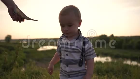 一个可爱的小男孩在慢动作中获得了一百美元的自然津贴视频的预览图