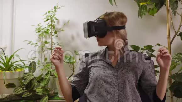 年轻女性使用虚拟现实护目镜时会伤脖子视频的预览图