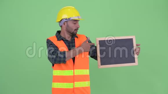穿着小胡子的波斯人建筑工人拿着黑板竖起大拇指视频的预览图