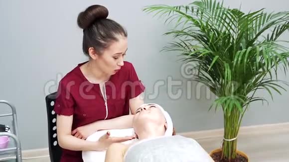 美容师在美容手术前与病人交谈视频的预览图