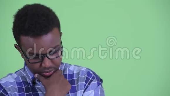 一张严肃的年轻非洲时髦男人的脸往下看视频的预览图
