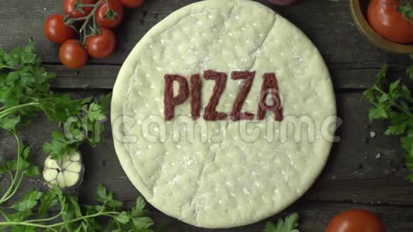 厨师抹上番茄酱比萨饼慢动作视频的预览图