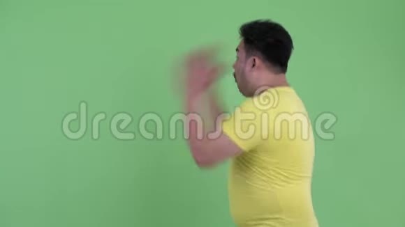 快乐年轻体重超重的亚洲男人出现在背后神情惊讶视频的预览图