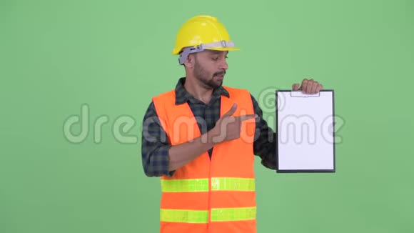 穿着有胡须的波斯人建筑工人展示剪贴板竖起大拇指视频的预览图